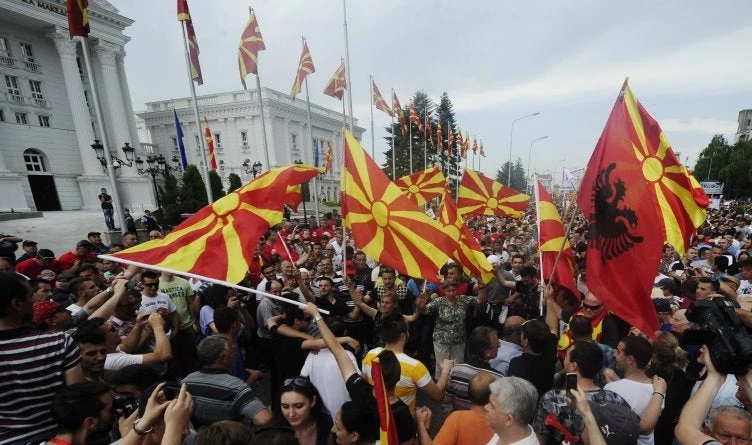 Mε αυτούς διαπραγματευόμαστε; Τελειώνουν οι πλαστογράφοι! Στα Σκόπια ξηλώνουν τις πινακίδες – Επίσημη γλώσσα τα Αλβανικά!